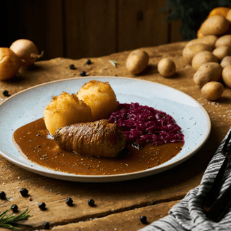 Rinderroulade mit Preiselbeer Rotkohl und Kartoffelklößen